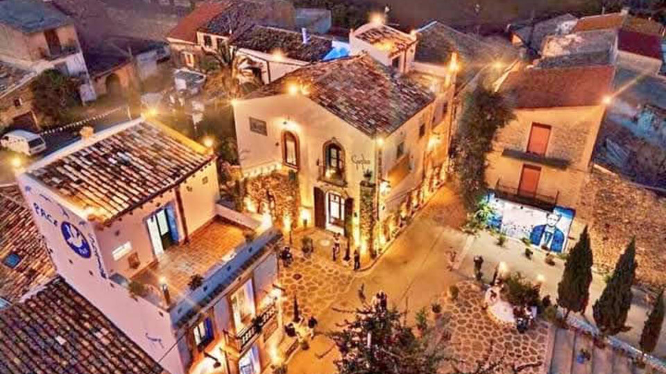 Vista dall’alto di Borgo Parrini illuminato di sera