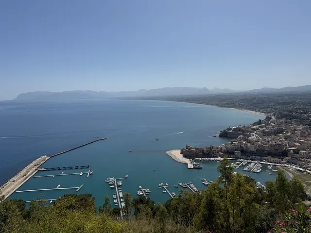 Il porto e il golfo di Castellammare visti dall’alto