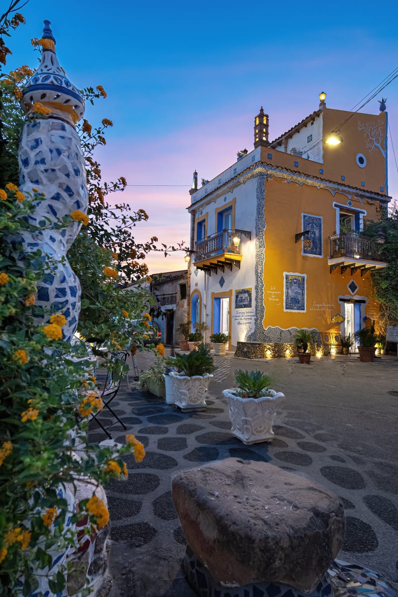 La Palazzina Gialla di Borgo Parrini al tramonto