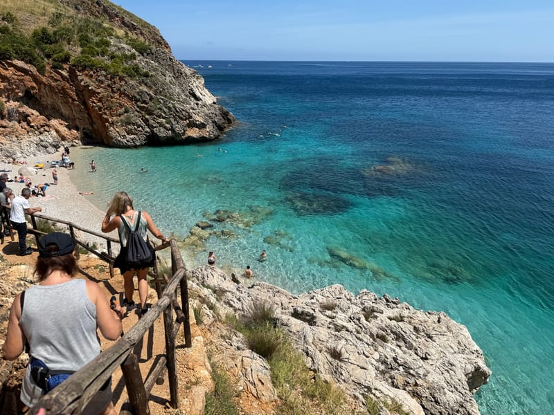 La scalinata in legno che scende verso Cala Capreria