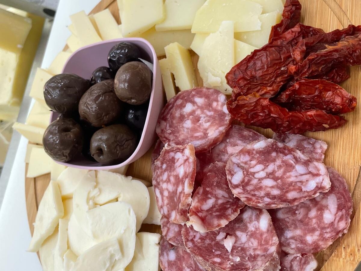 Tagliere con formaggi, olive e salumi siciliani