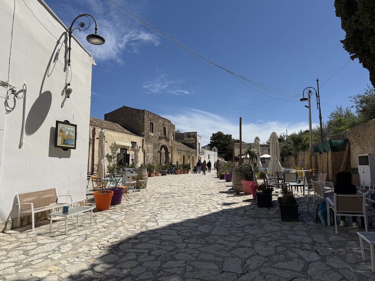 Vicolo in pietra nel borgo di Scopello