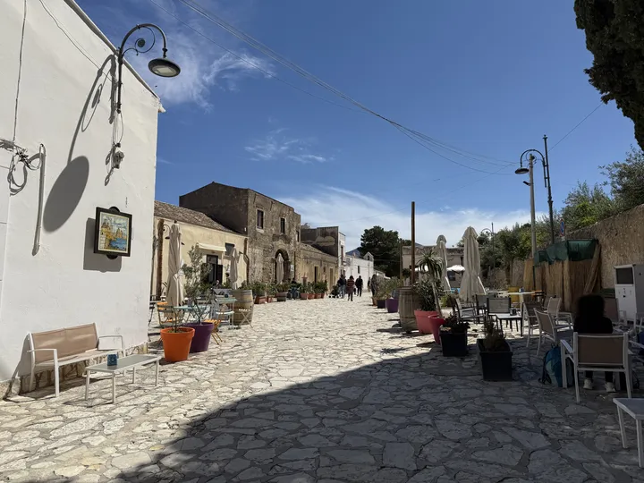 Vicolo in pietra nel borgo di Scopello