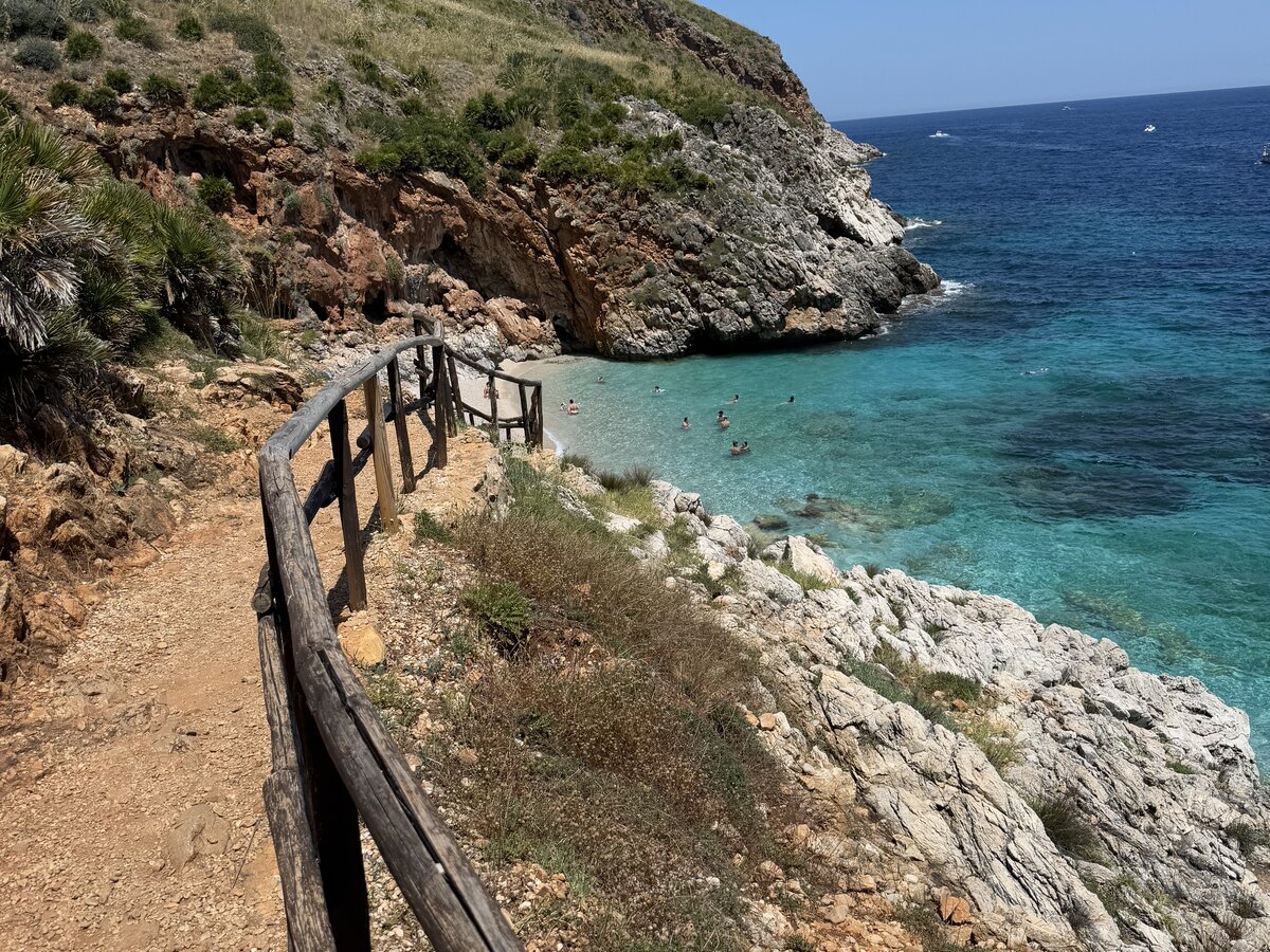 Sentiero affacciato su una cala della Riserva dello Zingaro